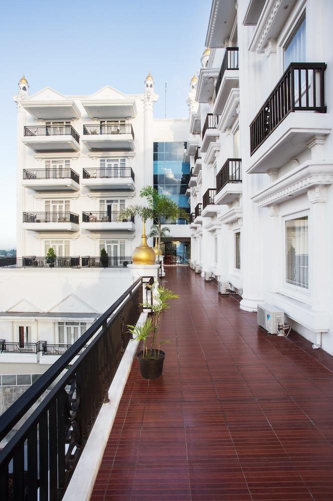 Tara Hotel Yogyakarta Tugu Exterior foto